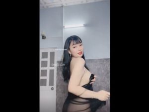 Clip Sex Thiên Ý khoe cặp ngực khủng trên sóng livestream